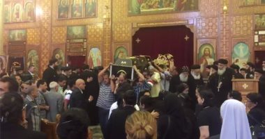 بالفيديو..الأنبا مكاريوس يصلى الجنازة على جثمان شقيقه