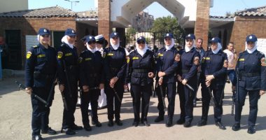 زائرو حديقة الفسطاط يلتقطون صورا تذكارية مع الشرطة النسائية