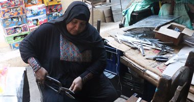 بالصور.."أم حمادة" أول سيدة تصنع أدوات "شوى اللحمة" بالإسكندرية