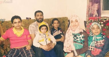 بالصور.. أسرة بشبرا الخيمة أصيب ابنها بمرض فى المخ أدى لإعاقته