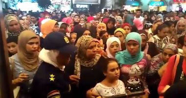 بالفيديو..الشرطة النسائية تؤمن وتنظم مداخل السينما تحسبًا للتحرش بالفتيات
