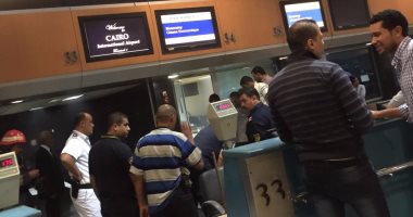 بالصور.. ضبط راكب مصرى حاول تهريب 22 ألف جنيه بالمطار