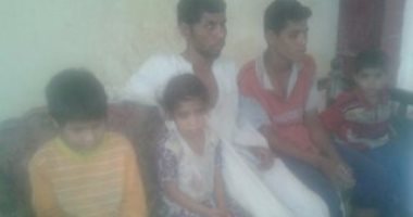 بالصور.. مأساة 5 أشقاء بنجع القرنة فى سوهاج يحتاجون عمليات "مياه زرقاء"