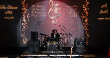  شريف منير يعزف على الدرامز فى افتتاح مهرجان الإسكندرية للأغنية