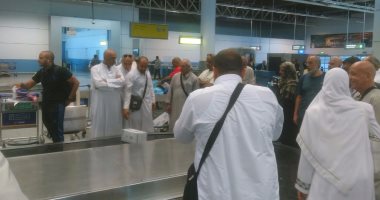 بالصور..حجاج بيت الله الحرام يشيدون بتيسير الإجراءات بمطار القاهرة