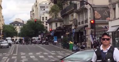 بالفيديو.. حالة من الذعر بعد بلاغ باحتجاز رهائن فى قلب العاصمة الفرنسية باريس