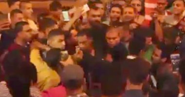 بالفيديو.. تزاحم المئات حول محمد رمضان أثناء مغادرته مسرح الهرم