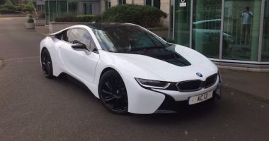 رئيس ليستر سيتى يُهدى محرز سيارة "BMW" من طراز i8