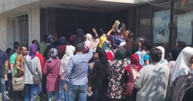 بالصور.. تجمهر طلاب أمام مركز الحساب العلمى بجامعة القاهرة لاستلام بطاقة الكشف