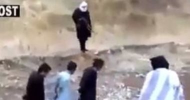 بالفيديو.. قبل إعدامه.. رهينة يخطف السلاح من أحد أفراد داعش ويطلق النيران عليهم