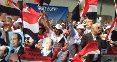 الجالية المصرية بنيويورك تستقبل الرئيس بتشيرتات "تحيا مصر"