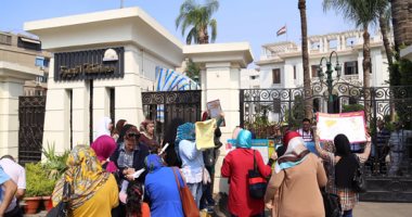 مواطنون يتظاهرون أمام محافظة الجيزة لفتح مراحل تنسيق رياض الأطفال