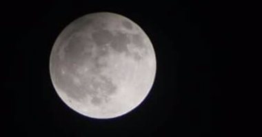 بكاميرا التليسكوب.. معهد الفلك يلتقط صورًا نادرة لخسوف القمر