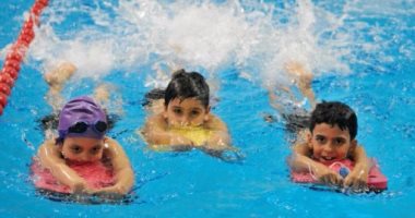 5 خطوات لازم تاخديها قبل ما تحاولى تعلمى طفلك السباحة