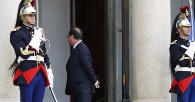 تحركات غريبة لرئيس فرنسا أمام الإليزية قبل استقباله لرئيس مجلس نوب الجزائر 
