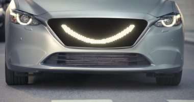 بالفيديو.. سيارة ذكية جديدة تبتسم للمارة لتطمئنهم بعبور الطريق بأمان