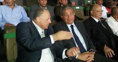 وزير الرياضة يستقبل رئيس الفيفا فى مطار القاهرة