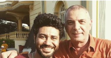 محمد عز ينشر صورة له مع محمود حميدة من كواليس مسلسل "الأب الروحى"