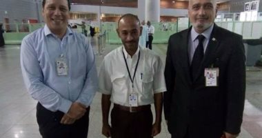 تكريم موظف بمطار القاهرة عثر على مبلغ مالى لأحد الحجاج بمطار جدة