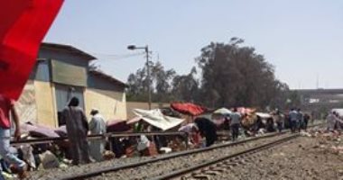 قارئ يطالب بنقل سوق سندوب بالدقهلية بعيدًا عن شريط السكة الحديد