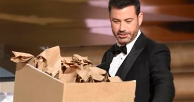 بالصور.. مقدم حفل Emmy awards يوزع "ساندويتشات" على نجوم هوليوود