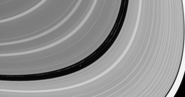 "ناسا" تلتقط صورا مضيئة لأصغر أقمار "زحل"