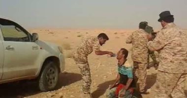 بالصور.. جهاز الهجرة غير الشرعية بليبيا ينقذ 8 مصريين من الهلاك فى الصحراء