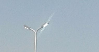 أعمدة كهرباء مضاءة نهارا أمام أرض المعارض فى مدينة نصر