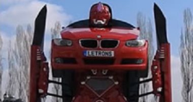 شاهد بالصور والفيديو.. مهندسون أتراك يحولون سيارة BMW لإنسان آلى
