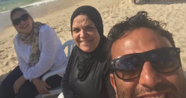 ميدو ينشر صورته على شواطئ الإسكندرية مع والدته وشقيقته