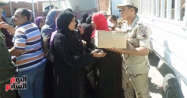 بالصور.. القوات المسلحة توزع 500 كرتونة مواد غذائية لأهالى مدينة القصير