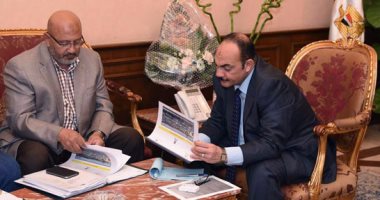محافظ الإسكندرية يبحث مع رئيس مشروعات "الصرف الصحى" استعدادات استقبال الشتاء