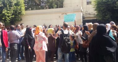 أولياء أمور المدارس الرسمية بالجيزة يتظاهرون أمام الوزارة لخفض سن القبول