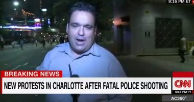 بالفيديو.. الاعتداء على مراسل CNN خلال تغطيته احتجاجات كارولينا الأمريكية