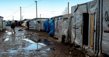 الاندبندنت: متطوعون يستغلون اللاجئين جنسيا فى مخيم كاليه الفرنسى