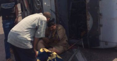 بالصور..إصابة شخص فى انقلاب "تريلا" على طريق "المنصورة - بنها" بميت غمر