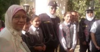 الشرطة النسائية تؤمن دخول الطالبات المدارس فى أول يوم دراسى
