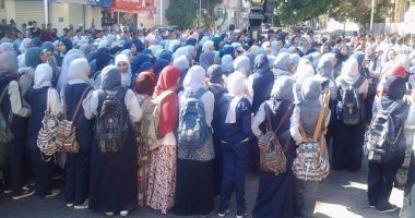 وقفة احتجاجية لطلاب الثانوية العامة بالإسكندرية بسبب رفض أحد المعاهد قبولهم