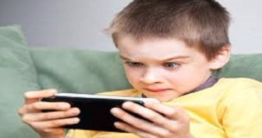 طبيب نفسي: خطورة شاشات الهواتف المحمولة على قدرات التركيز للأطفال