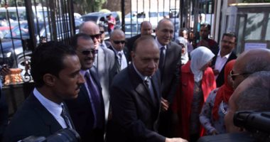 محافظ القاهرة يشدد على منع الضرب نهائياً فى مدارس العاصمة