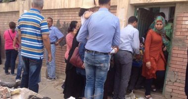 أكوام القمامة ومخلفات البناء تغلق باب مدرسة فاروق جرانة بالأسكندرية