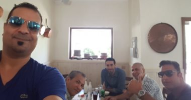 محمد أبو تريكة وأحمد حسام ميدو ووائل جمعة يتناولون الغداء بأحد مطاعم قطر