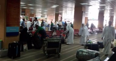 بالصور.. وصول 148 حاج وحاجة في أولي رحلات العودة من السعودية لمطار الأقصر الدولي