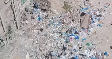 بالصور.. تراكم القمامة بشارع الريتش هوم فى الهانوفيل بالإسكندرية