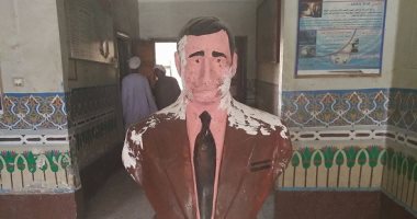 قارئ يرصد تشويه تمثال جمال عبد الناصر فى مدرسة دير مواس بالمنيا