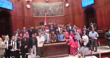 أعضاء تضامن البرلمان يلتقطون صورا تذكارية مع ممثلى الإعاقة بالحوار المجتمعى