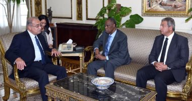 رئيس الوزراء يلتقى رئيس الاتحاد الأفريقى لكرة القدم عيسي حياتو