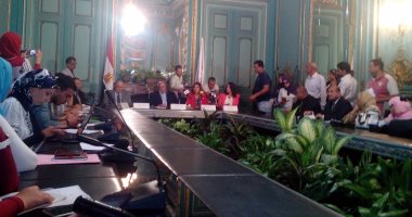 رئيس عين شمس: لم تصدر قرارات جديدة بشان معاملة الطلاب السوريين كمصريين