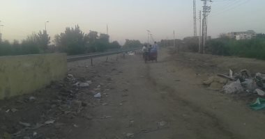 بالفيديو..انهيار طريق "كفور كوم أمبو" بأسوان بسبب أعمال الصرف