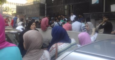 أطباء التكليف يعاودون التظاهر احتجاجًا على تنسيق المستشفيات التعليمية